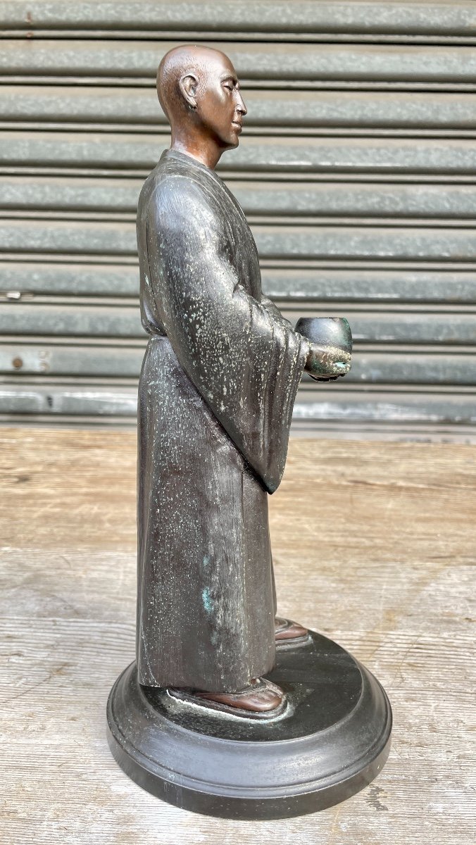 école Du XXe Siècle - Bonze Japonais Présentant Son Bol à Offrandes, Bronze. -photo-4