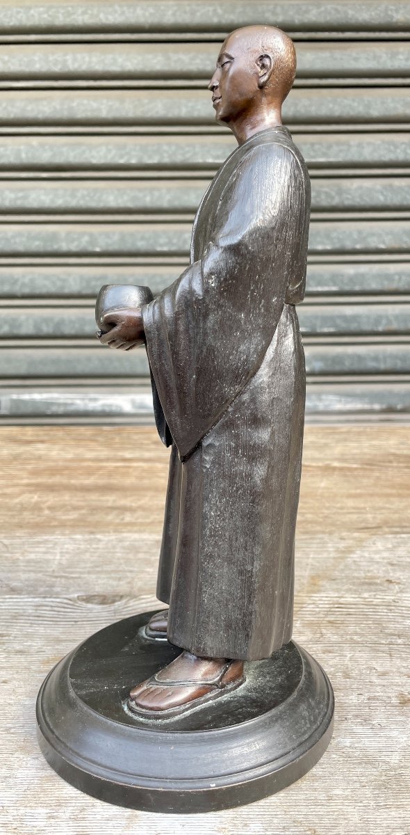 école Du XXe Siècle - Bonze Japonais Présentant Son Bol à Offrandes, Bronze. -photo-2