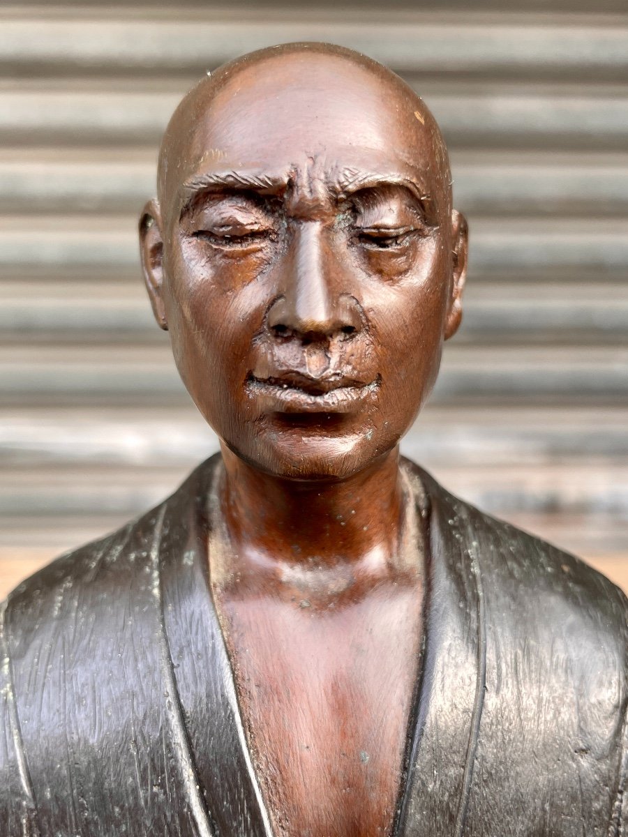 école Du XXe Siècle - Bonze Japonais Présentant Son Bol à Offrandes, Bronze. -photo-3