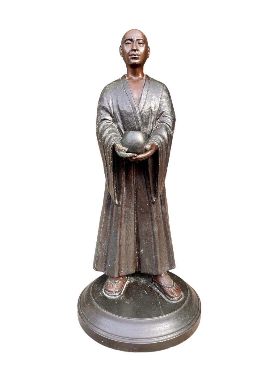 école Du XXe Siècle - Bonze Japonais Présentant Son Bol à Offrandes, Bronze. 