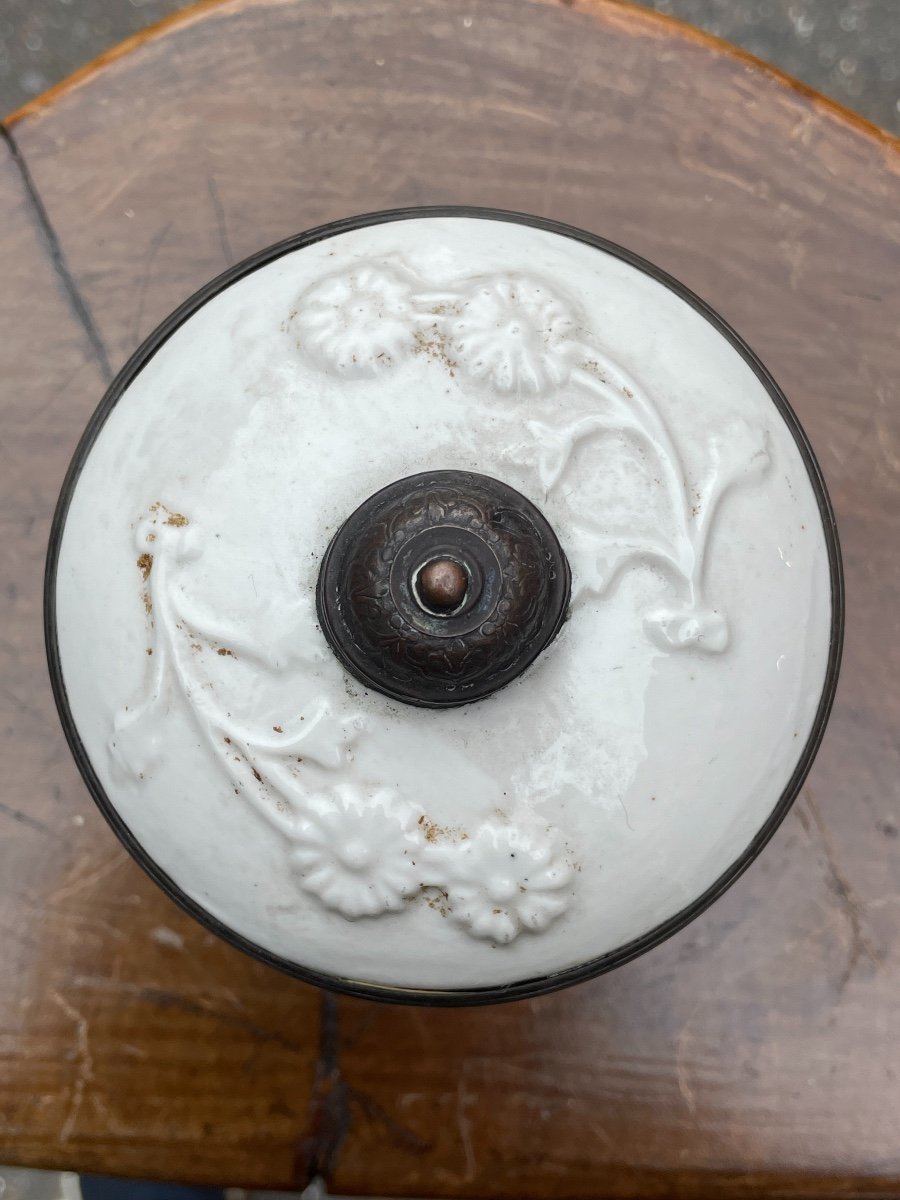 Saint-Cloud - Pot à Crème En Porcelaine Cerclée De Bronze - XVIIIe Siècle. -photo-4