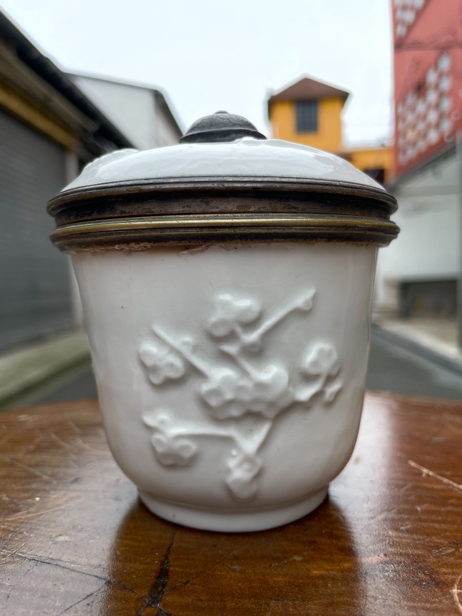 Saint-Cloud - Pot à Crème En Porcelaine Cerclée De Bronze - XVIIIe Siècle. -photo-6
