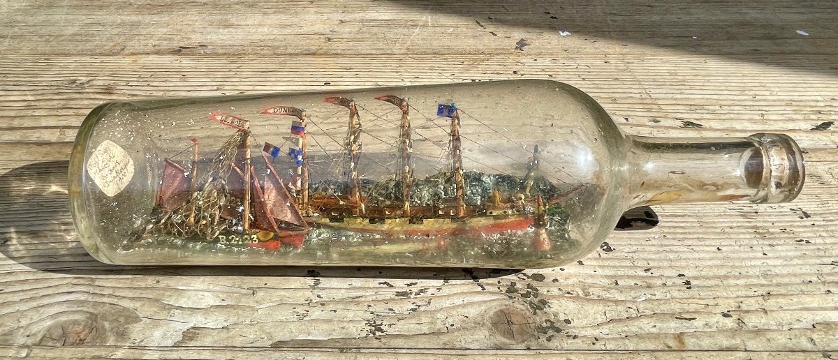 Diorama In Bottle Figuring Two Sailboats - Signed Théodore Everaer In Dunkerque And Dated 1900. -photo-2