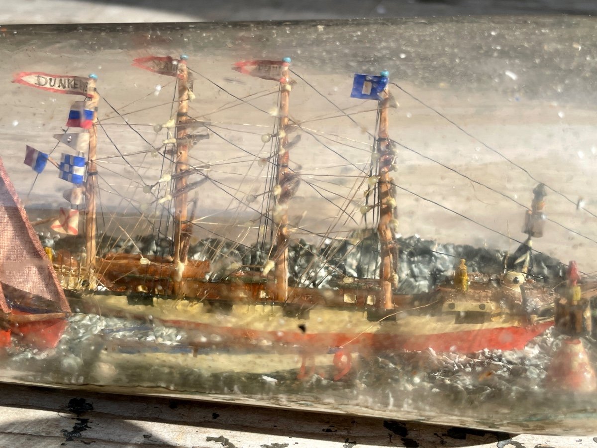 Diorama In Bottle Figuring Two Sailboats - Signed Théodore Everaer In Dunkerque And Dated 1900. -photo-3