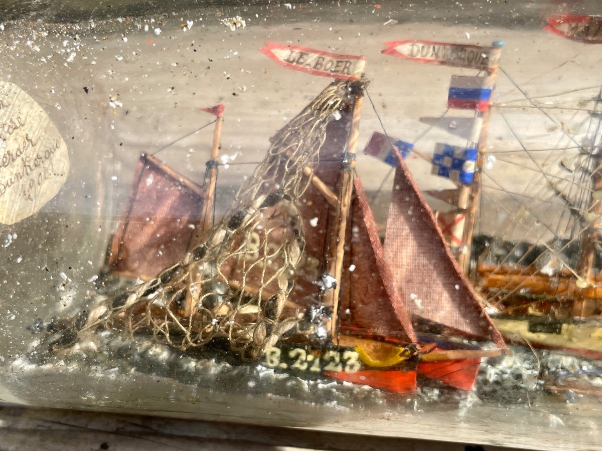 Diorama In Bottle Figuring Two Sailboats - Signed Théodore Everaer In Dunkerque And Dated 1900. -photo-4