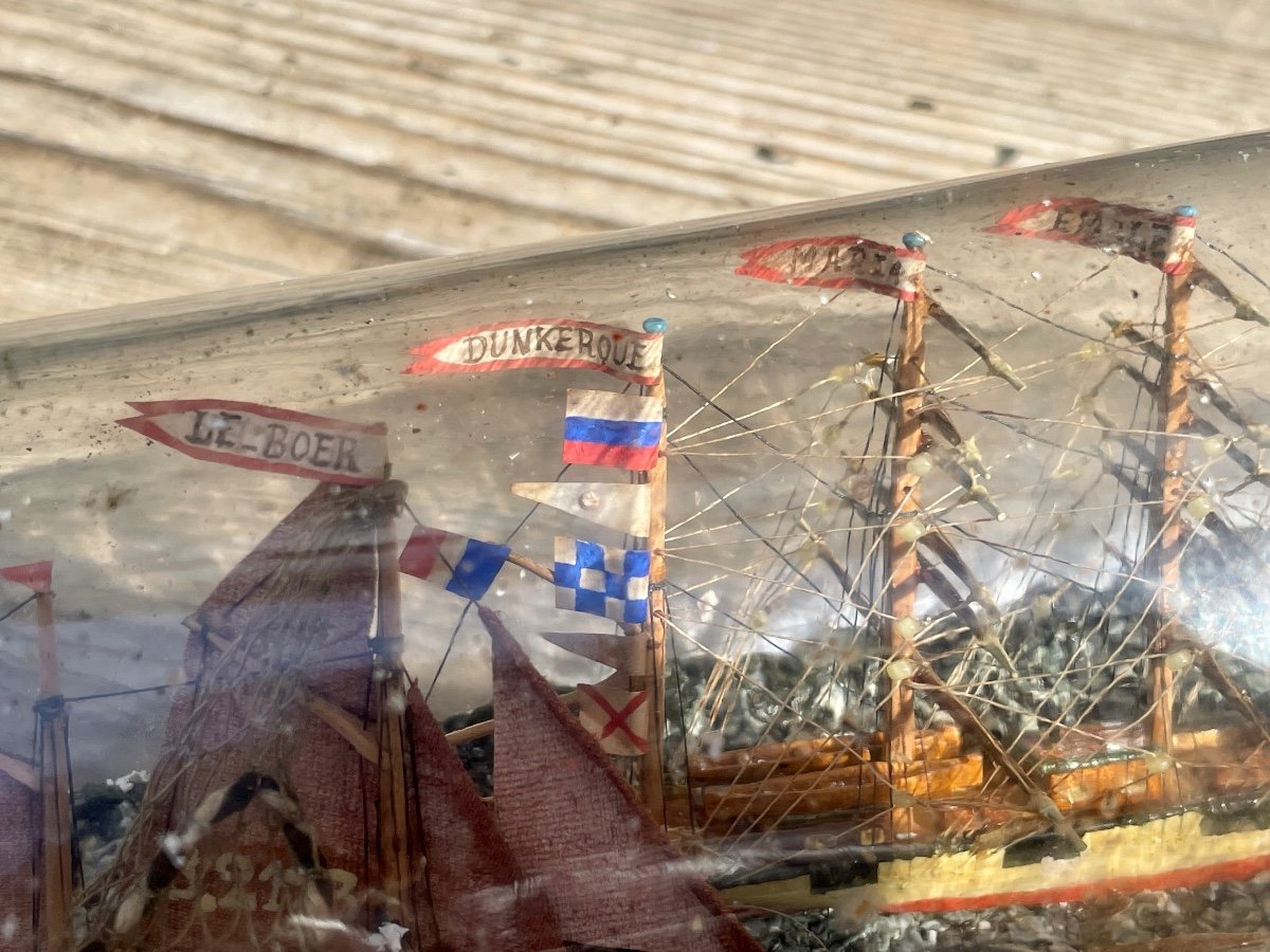 Diorama In Bottle Figuring Two Sailboats - Signed Théodore Everaer In Dunkerque And Dated 1900. -photo-3