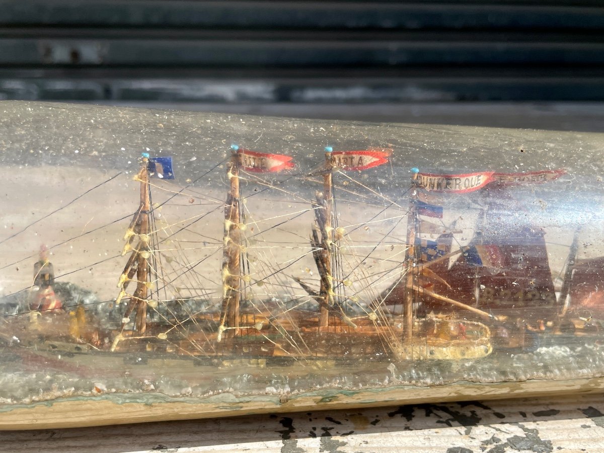 Diorama In Bottle Figuring Two Sailboats - Signed Théodore Everaer In Dunkerque And Dated 1900. -photo-4