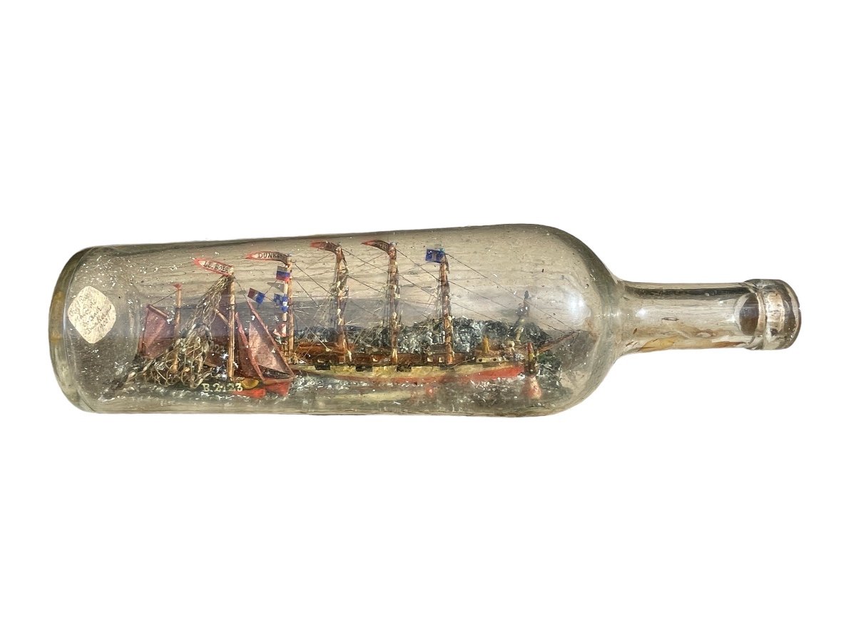 Diorama In Bottle Figuring Two Sailboats - Signed Théodore Everaer In Dunkerque And Dated 1900. 