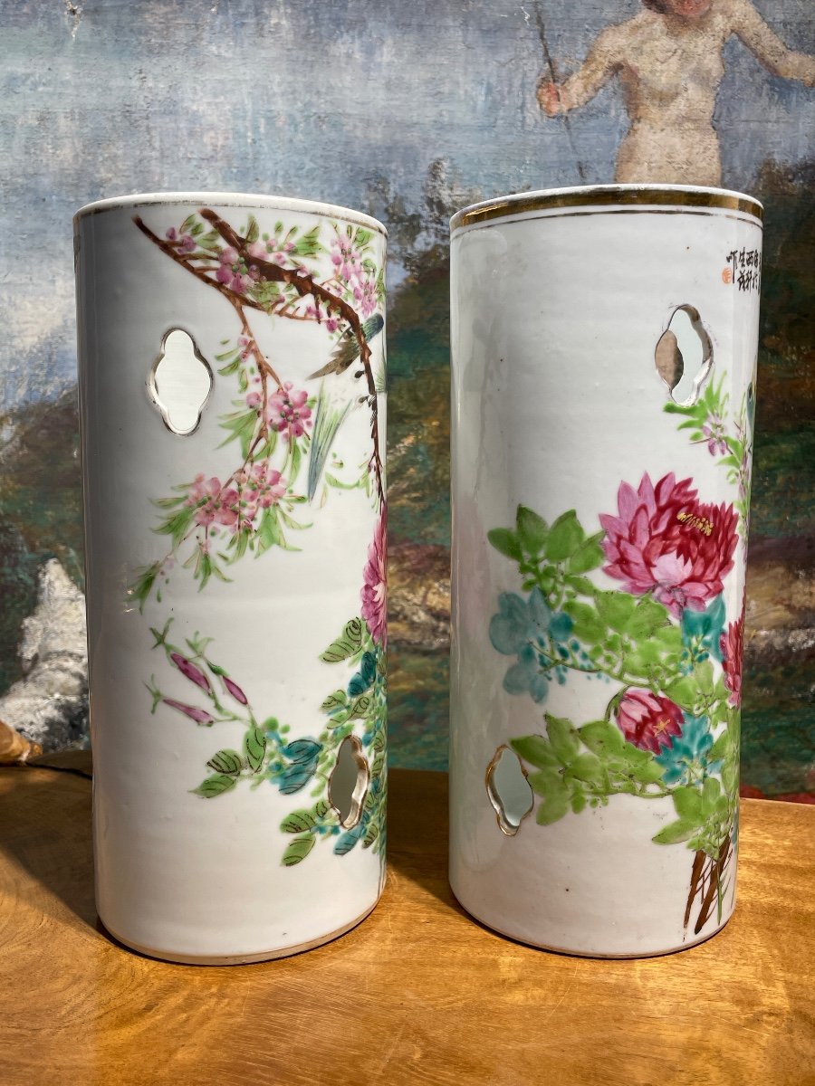 Chine - Paire De Vases Rouleaux En Porcelaine Figurant Des Oiseaux Branchés - Haut. : 28 Cm. -photo-1