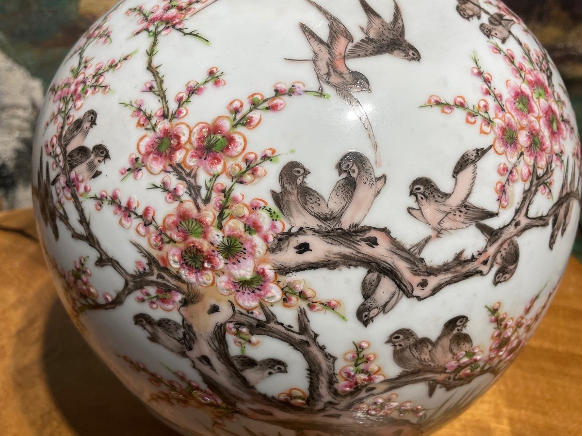 Chine - Vase Balustre à Long Col Orné D’oiseaux Branchés Sur Un Cerisier En Fleur, XIXe Siècle.-photo-1