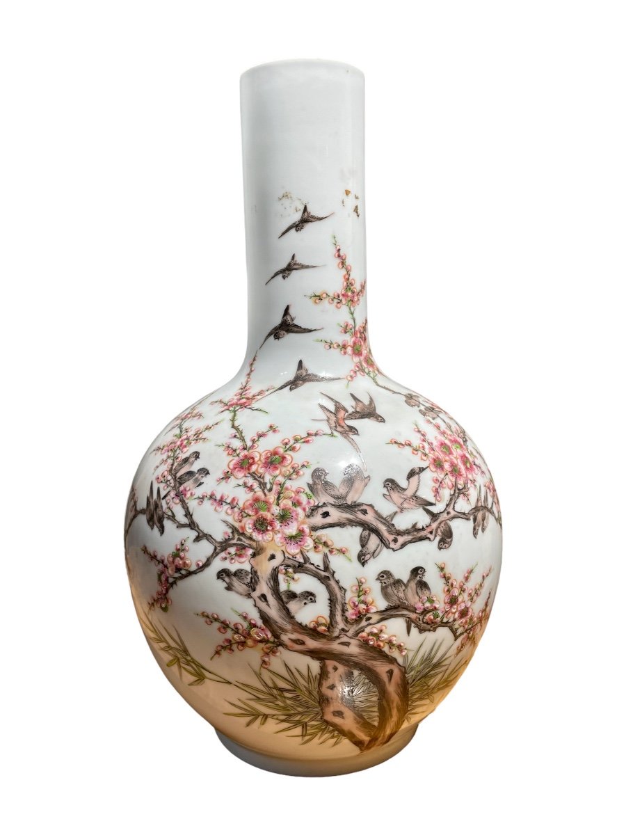 Chine - Vase Balustre à Long Col Orné D’oiseaux Branchés Sur Un Cerisier En Fleur, XIXe Siècle.