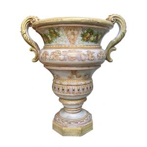 Spectaculaire Vase En Faïence Italienne dans le goût de Castelli, H.79,5 cm.