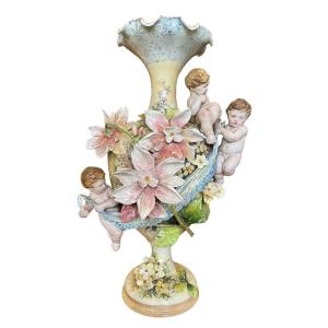 Important Vase Balustre En Barbotine à Décor En Très Fort Relief De Fleurs Et Putti - H. 63 Cm