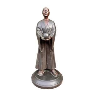 école Du XXe Siècle - Bonze Japonais Présentant Son Bol à Offrandes, Bronze. 