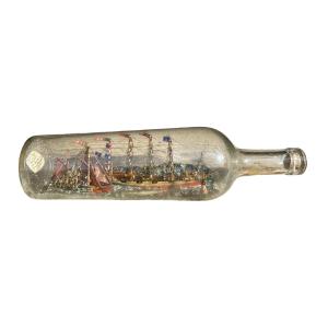 Diorama In Bottle Figuring Two Sailboats - Signed Théodore Everaer In Dunkerque And Dated 1900. 
