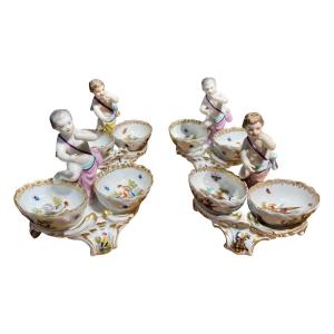 Suite De Quatre Salières Aux Putti Dans Le Gout De Meissen - Haut. : 13 Cm. 