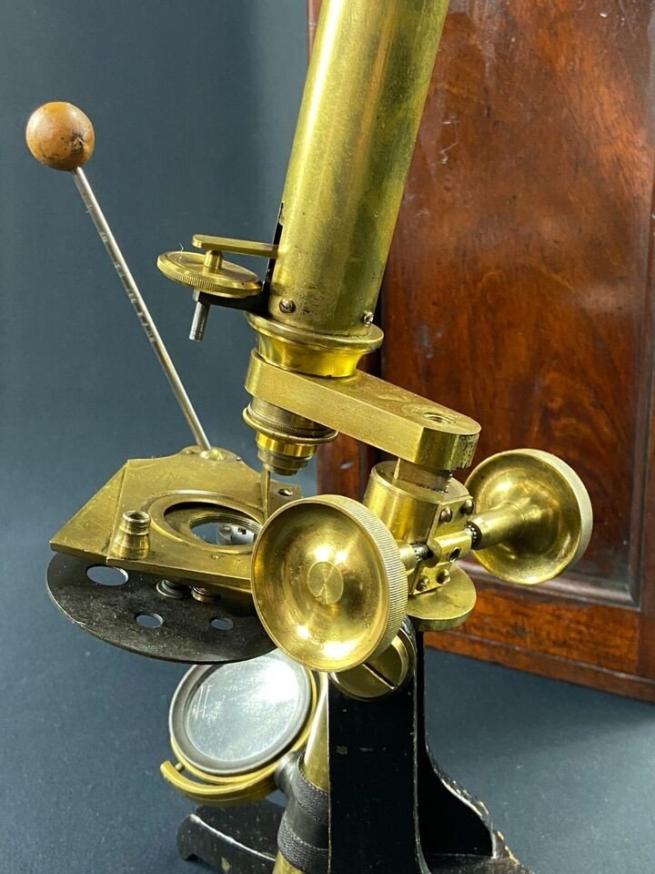 Large 19th Century Brass Microscope With Its Mahogany Transport Case-photo-1