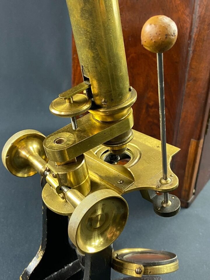 Large 19th Century Brass Microscope With Its Mahogany Transport Case-photo-3