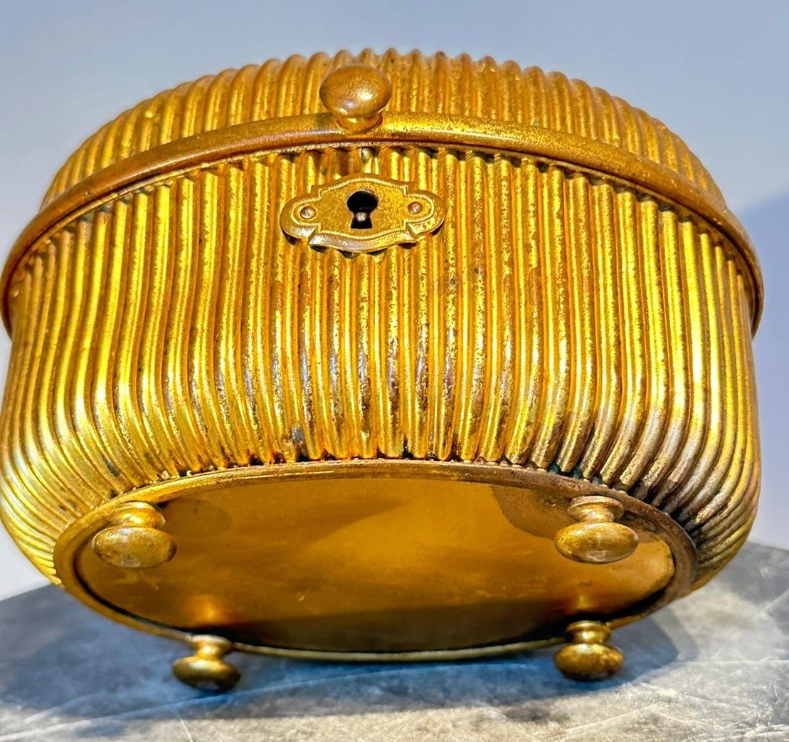 Gilded Bronze Box With An Oval Micromosaic Set On The Lid.-photo-5