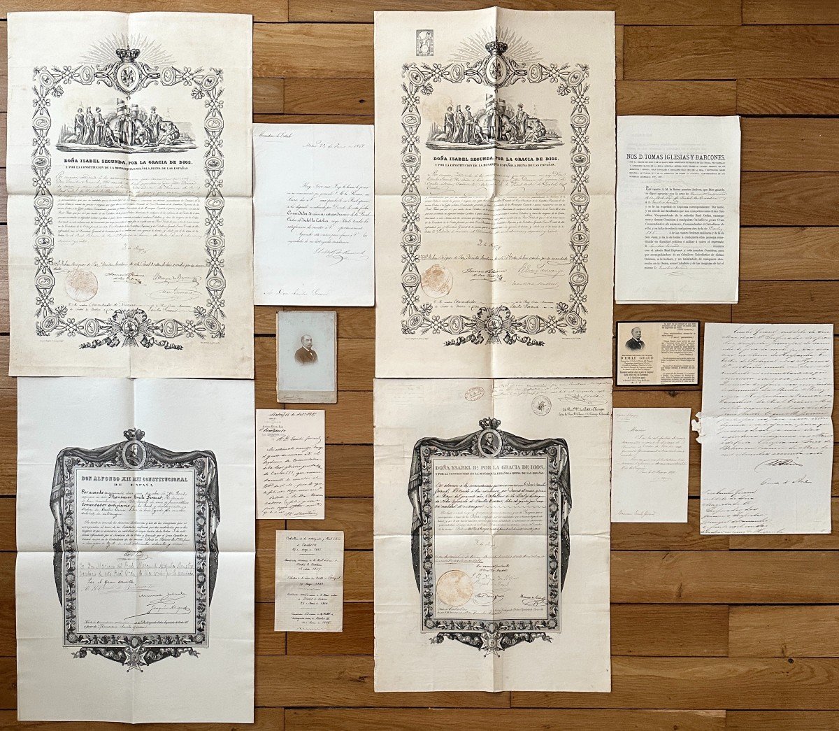 Diplomes Et Documents De Décorations Espagnoles Et Portugaises XIXe Siècle De Mr Emile Giraud