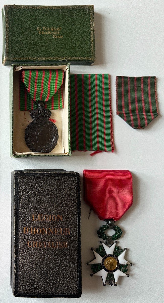 Médaille De Sainte Hélène + Etoile De Chevalier De La Légion d'Honneur Argent + Boites + Rubans