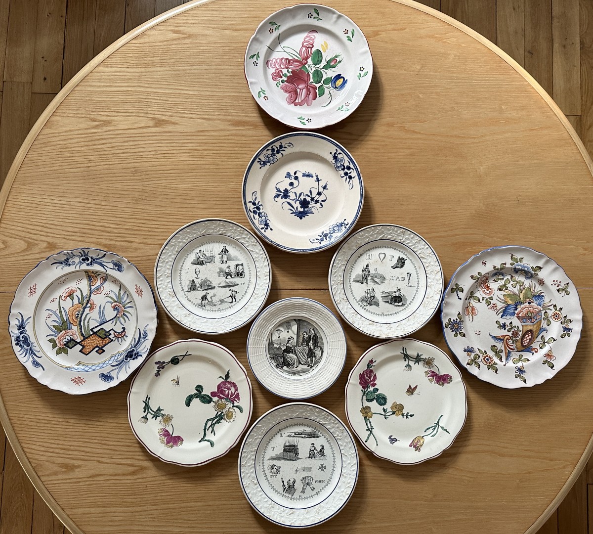 10 Assiettes XIXe Siècle De Gien , St Clément , Tournai , Rouen , Est , Choisy , Sarreguemines