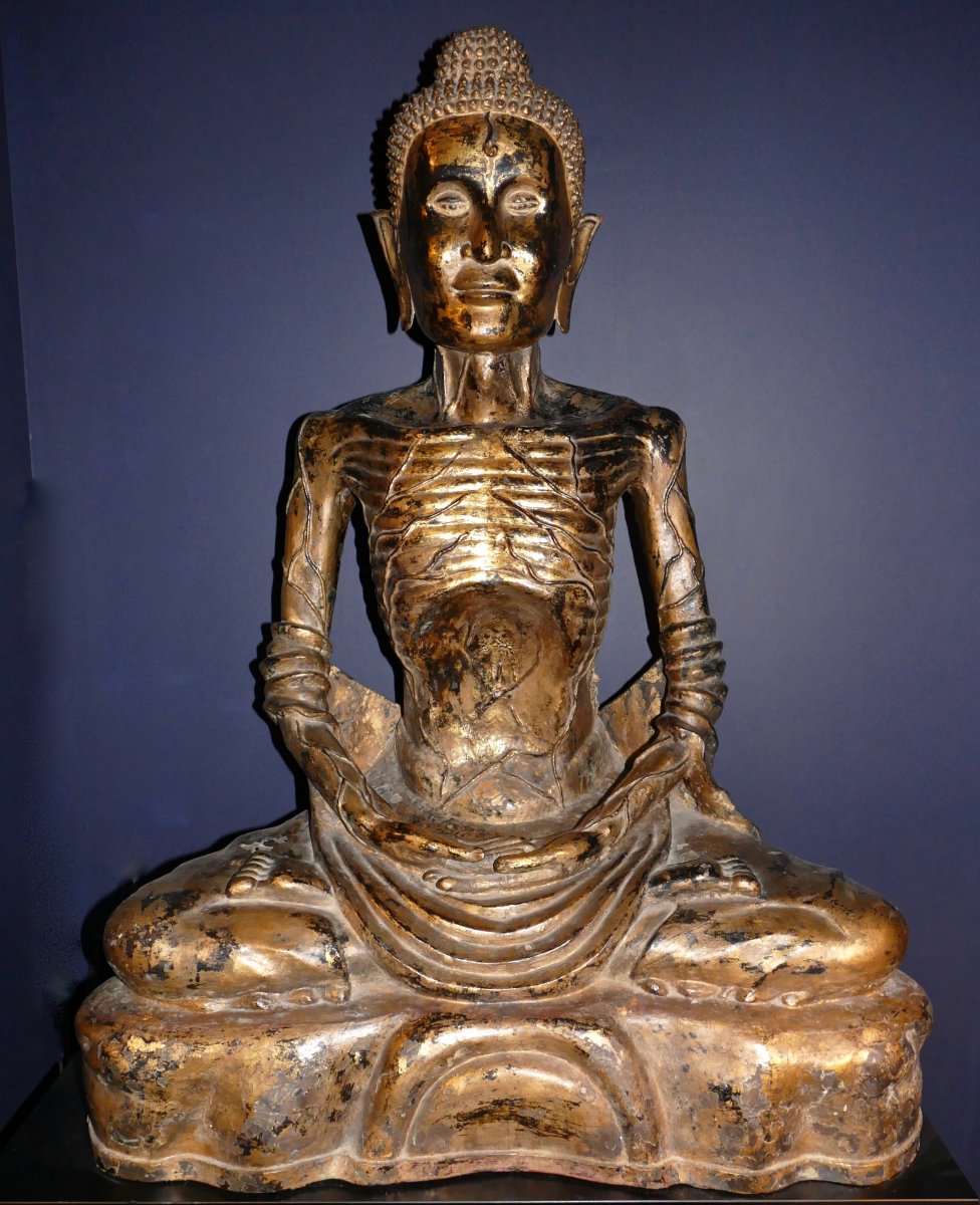 Très Grande Sculpture Représentant Bouddha Ascète En  Bronze Laqué Noir Et Or Thailande XIXème 