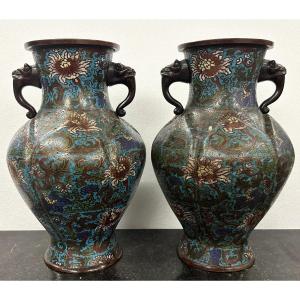 Chine XIXe Grande Paire De Vases En Bronze Cloisonné à Panses Polylobées Signés