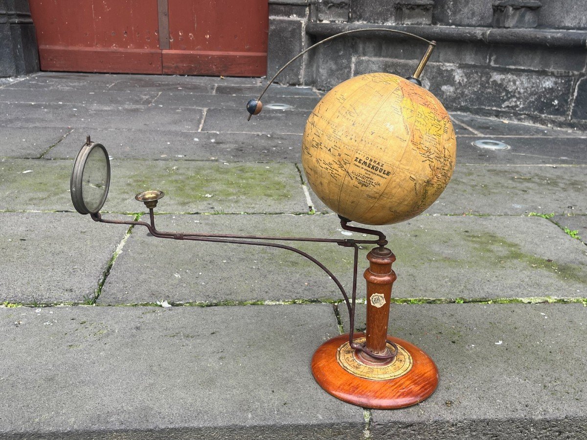 Ancien Globe Terrestre/planétarium Tellurium