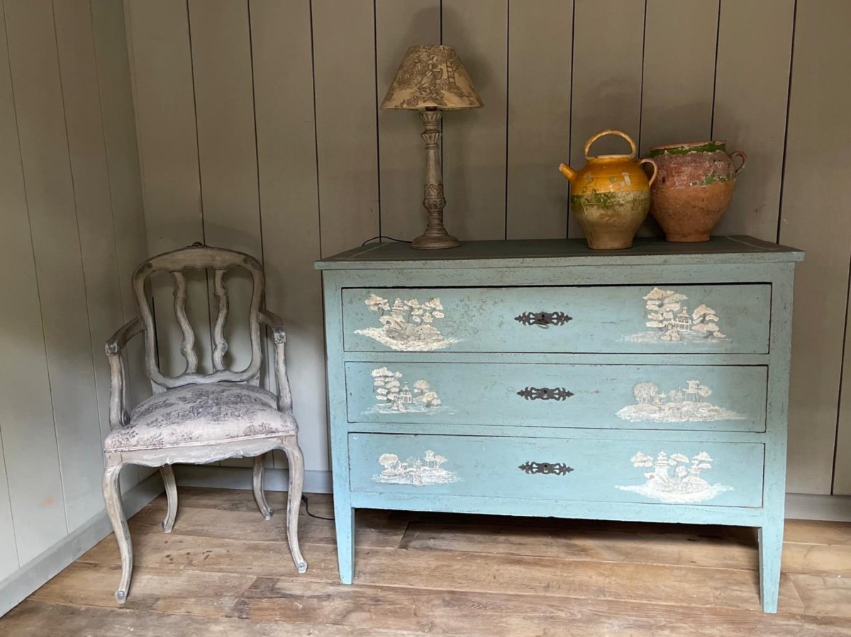 Commode Aux Motifs Chinoisants Datant Du 19e Siècle Très Belle Patine 