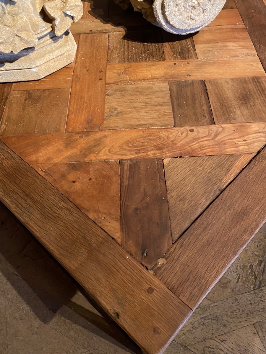 Table De Salon Avec Une Jolie Dalle De Parquet Versailles Datant Du 18e Siècle -photo-2