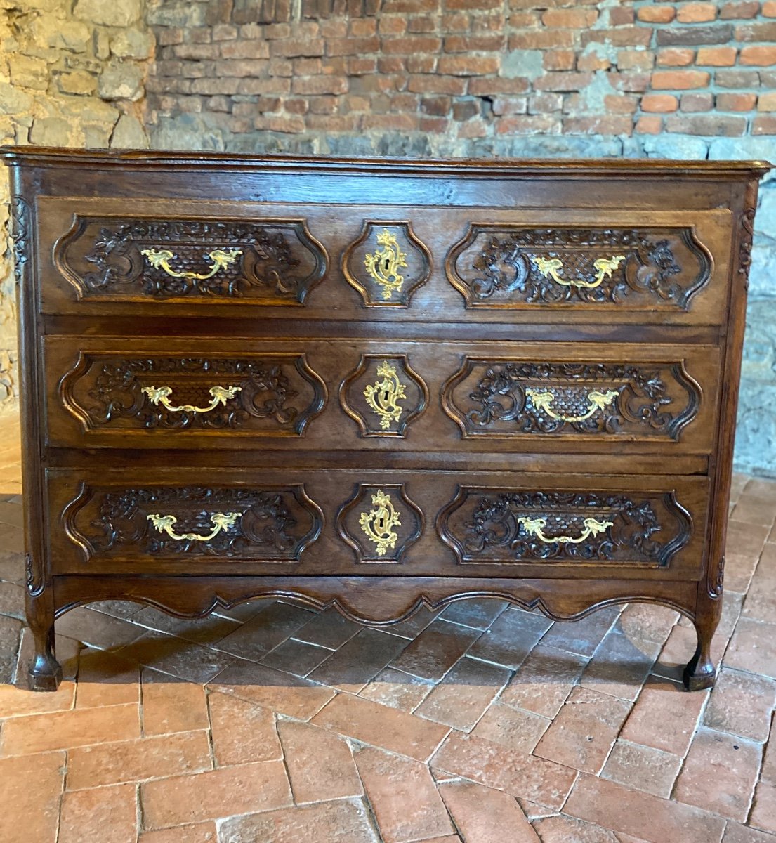 Commode Louis XIV Datant Du 18e Siècle Sculptée 