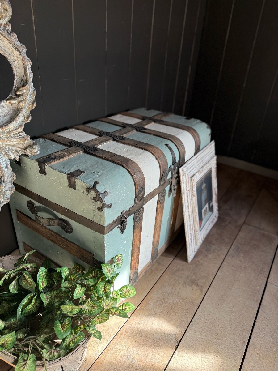 19th Century Patinated Travel Trunk -photo-4