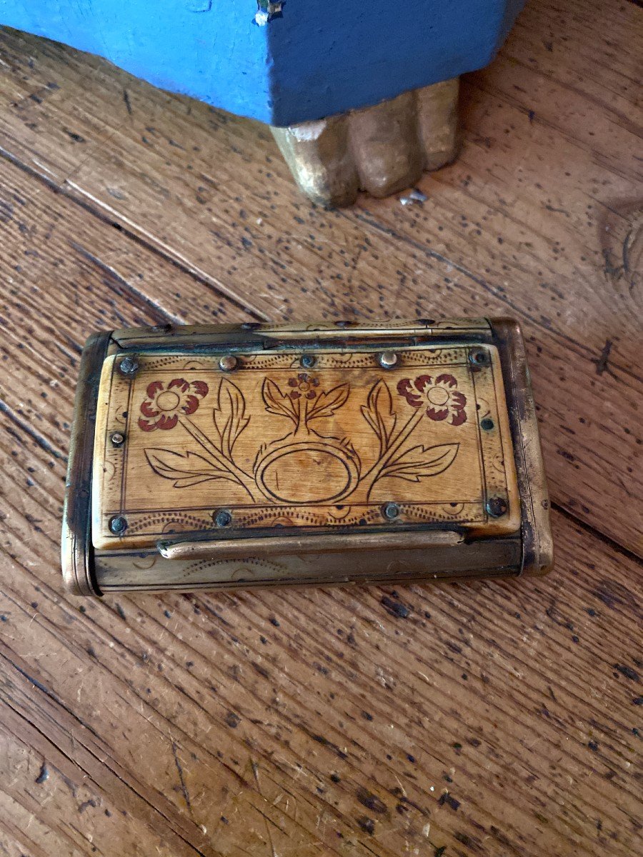 Old Snuff Box - Decor Of Polychrome Flowers And Birds - Popular Art - Auvergne-photo-1