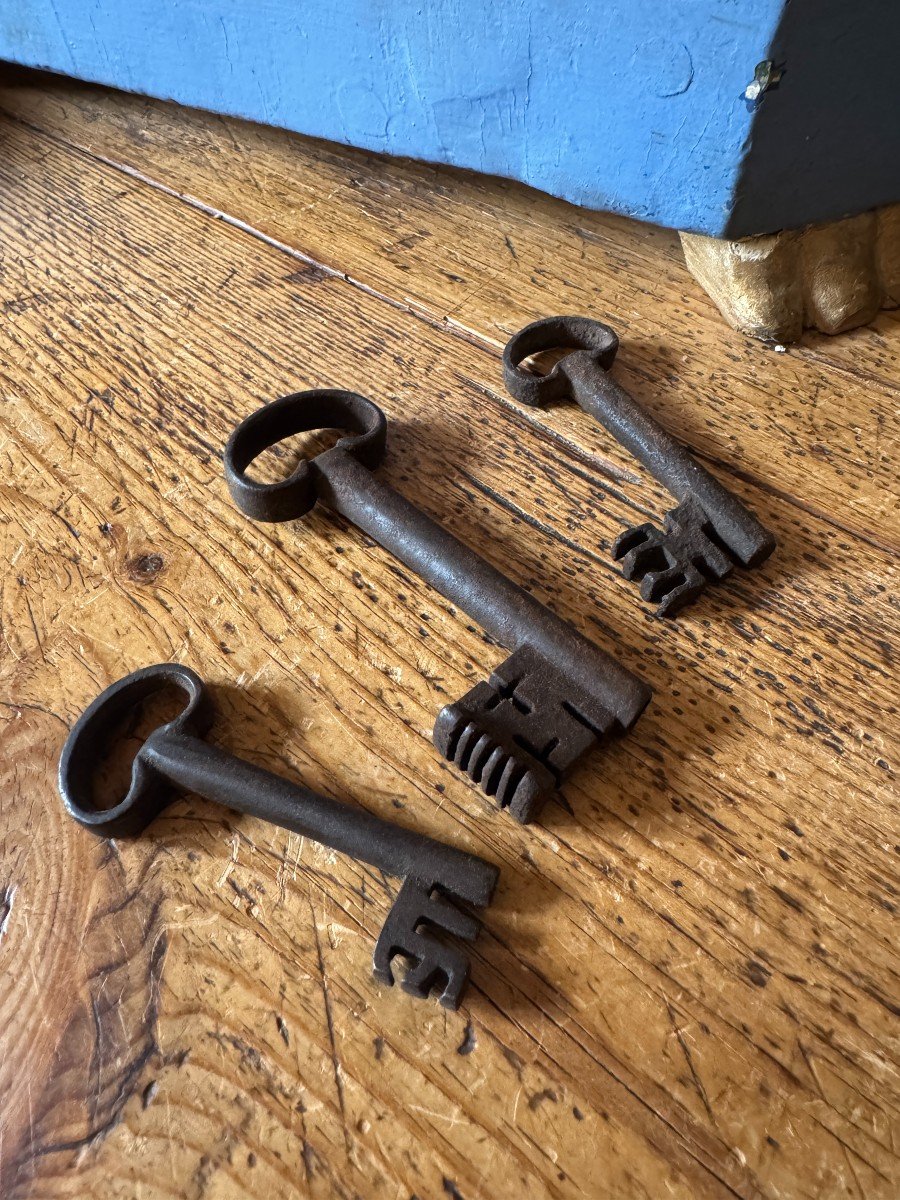 Key - Set Of 2 Keys From The End Of The 16th Century And 1 Key From The 17th Century - Wrought Iron - High Period-photo-2