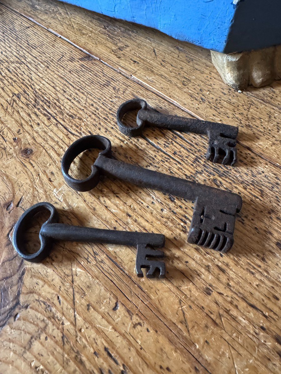 Key - Set Of 2 Keys From The End Of The 16th Century And 1 Key From The 17th Century - Wrought Iron - High Period-photo-3