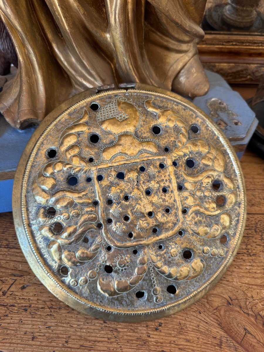 Engraved Basin Lid – Fleur De Lys Coat Of Arms & Knight’s Helmet – Early Period-photo-2