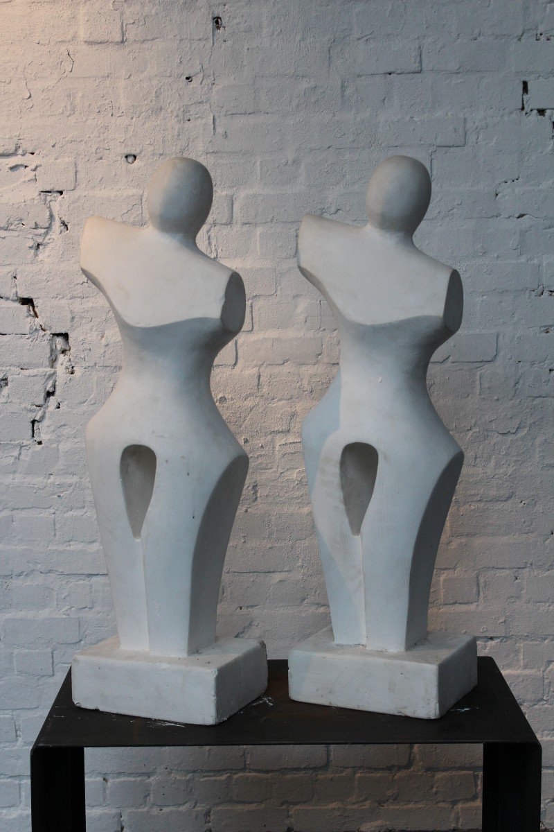 Paire De Sculptures Féminines Modernistes En Plâtre