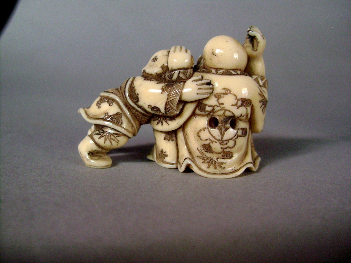 Netsuke en ivoire. Hotei et Daikoku chahutant. Japon époque Meiji (1868-1912 )-photo-4