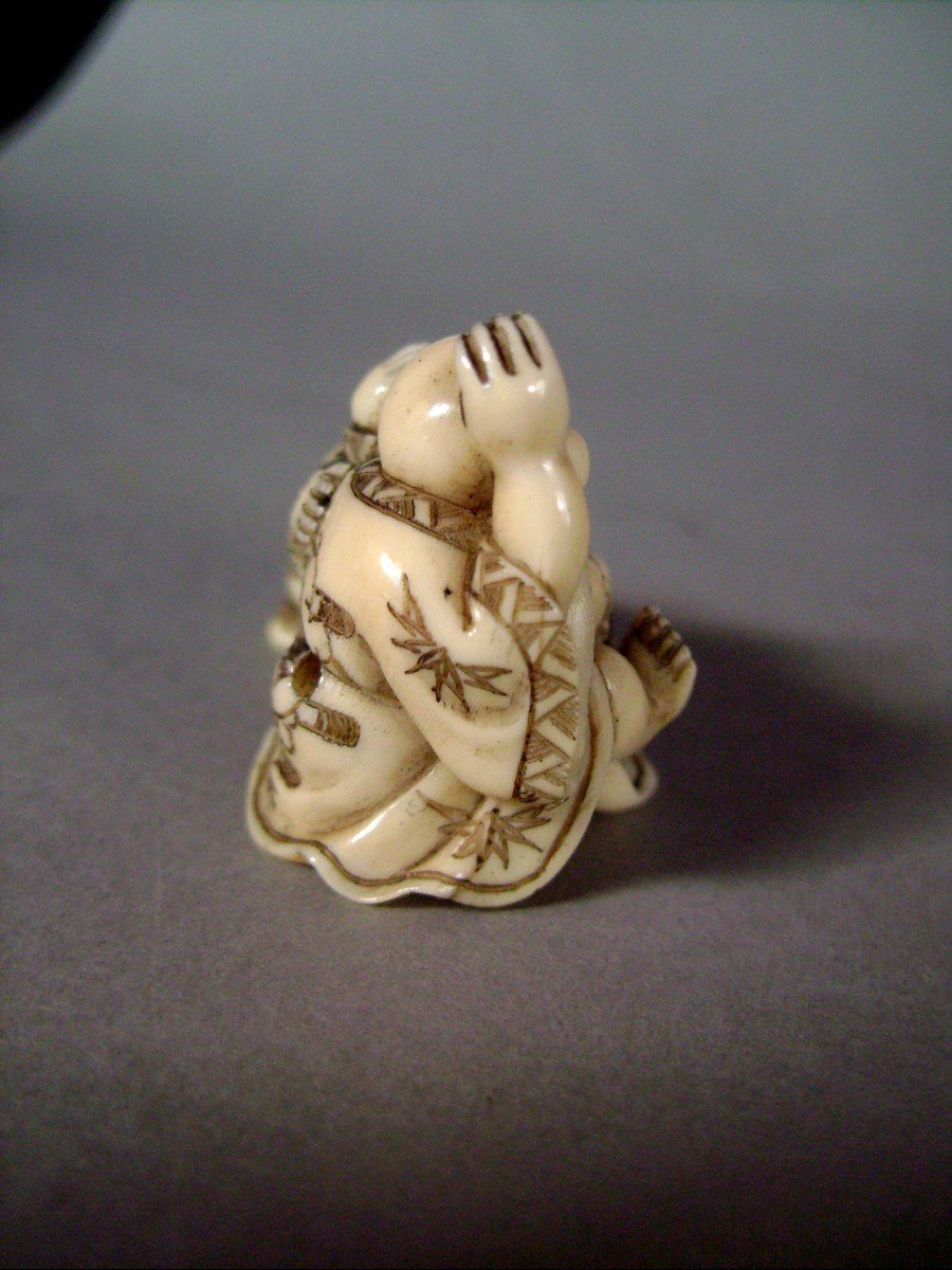 Netsuke en ivoire. Hotei et Daikoku chahutant. Japon époque Meiji (1868-1912 )-photo-1