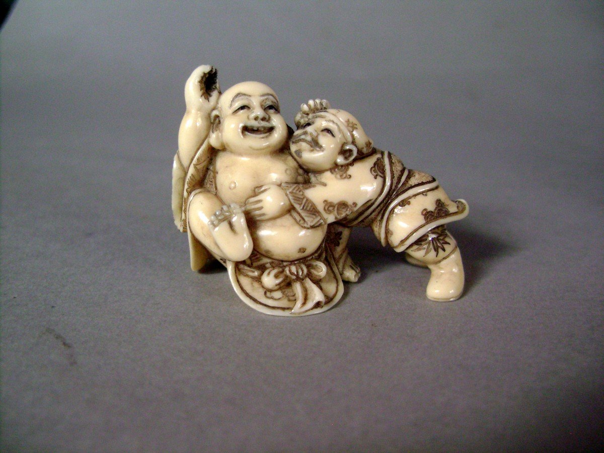 Netsuke en ivoire. Hotei et Daikoku chahutant. Japon époque Meiji (1868-1912 )