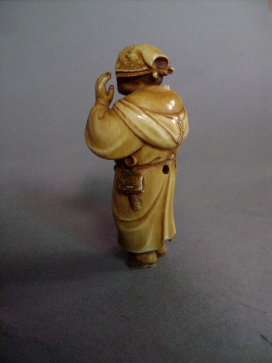 Netsuke en ivoire. Scène de rue. Crieur . Japon époque Meiji (1868-1912 )-photo-3