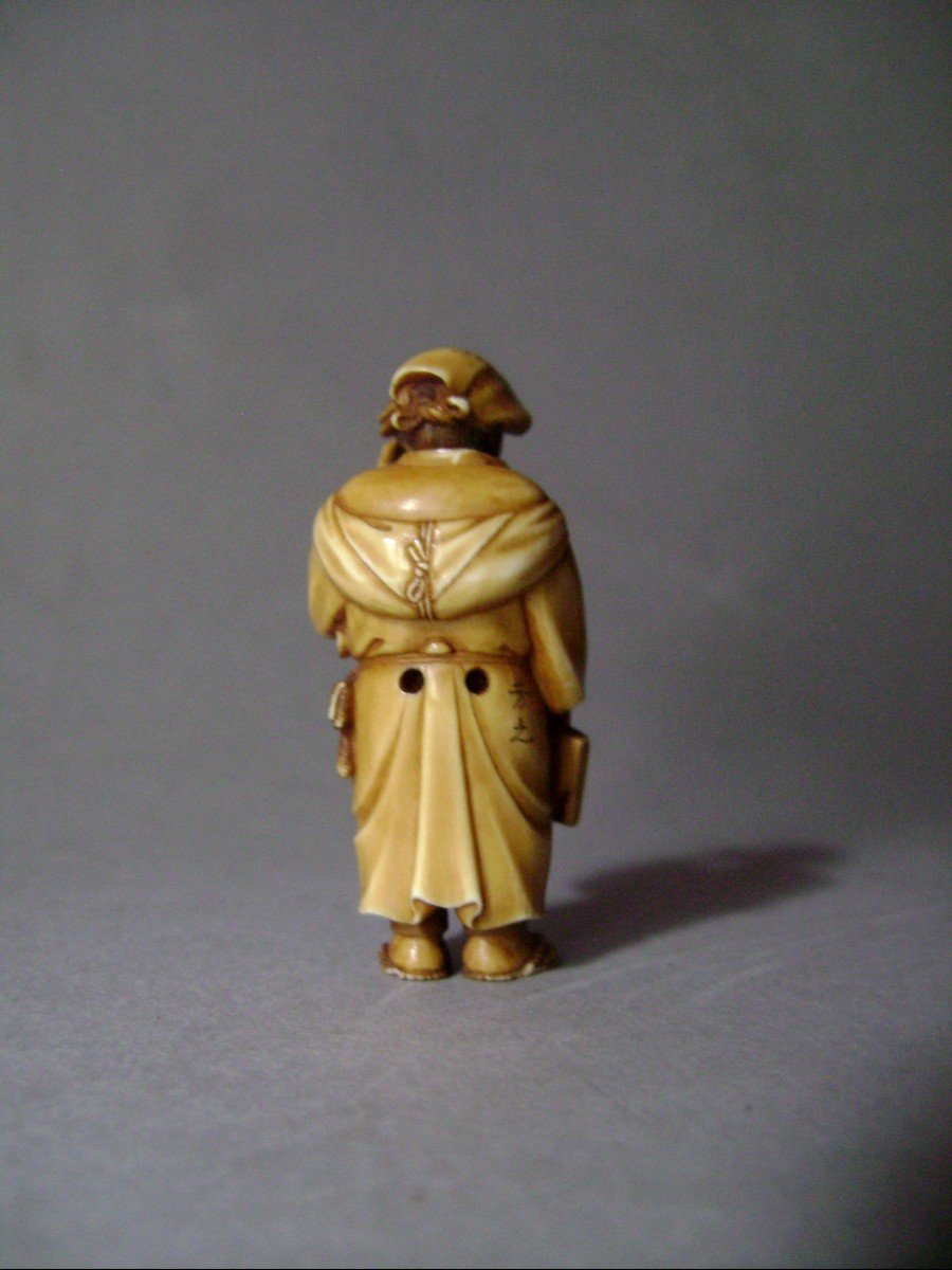 Netsuke en ivoire. Scène de rue. Crieur . Japon époque Meiji (1868-1912 )-photo-4