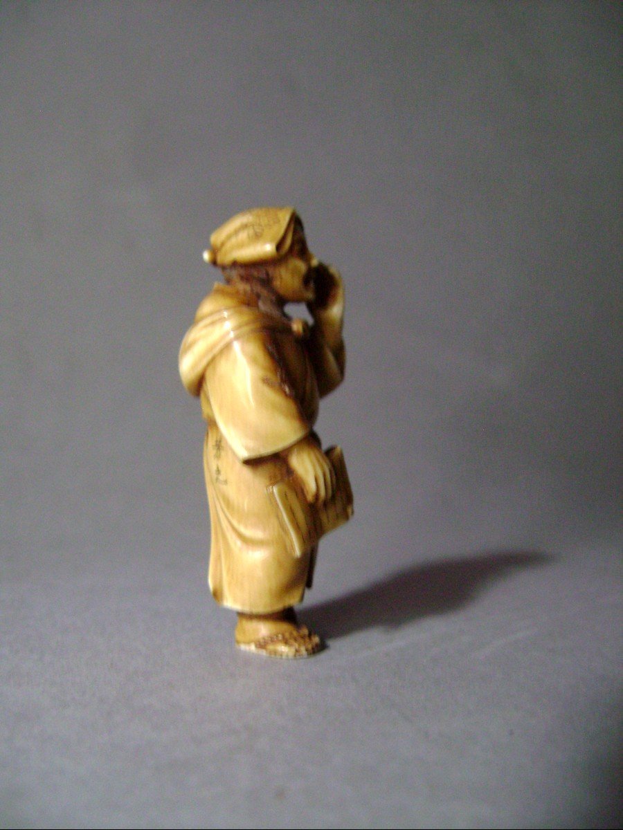 Netsuke en ivoire. Scène de rue. Crieur . Japon époque Meiji (1868-1912 )-photo-2