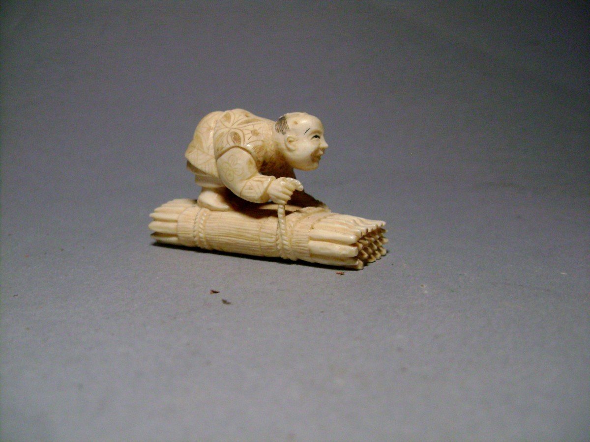 Ivory Netsuke. The Craftsman With The Raft. Japan Taisho Period