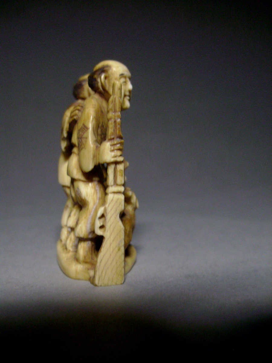 Ivory Netsuke. The Hunter. Signed Kozan, Japan Meiji Period (1868-1912)-photo-1