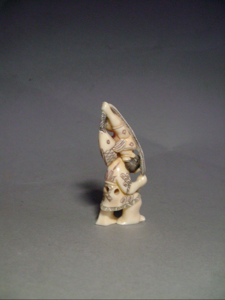 Netsuke en Ivoire. Pêcheur et son fils. Japon époque Taisho (1912-1928 )-photo-3