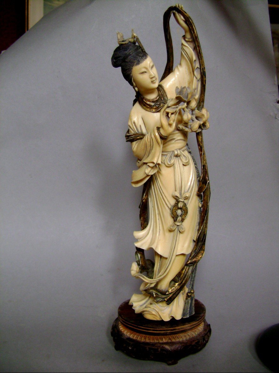 Okimono In Ivory. Gwan-yin With The Ribbon. China Early 20th Century.