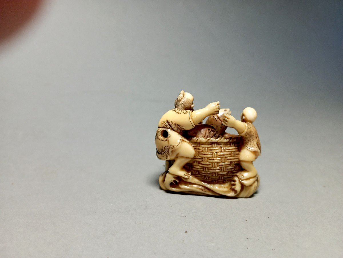 Netsuke en ivoire. Le pêcheur. Japon époque Taisho (1912 - 1928 )-photo-4