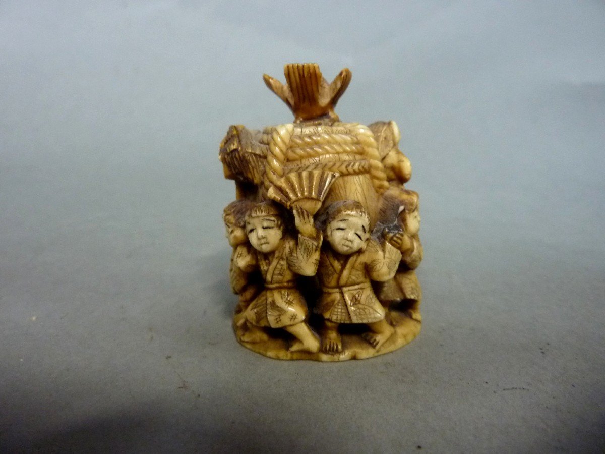 Netsuke  en ivoire. La ronde des karako. Japon époque Meiji (1868-1912 )-photo-1